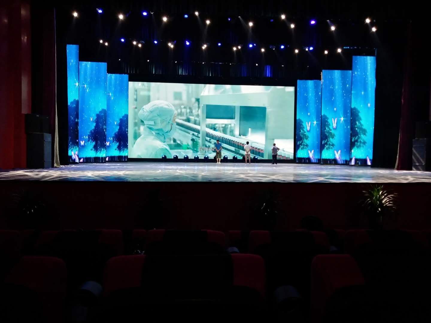 對(duì)開移動(dòng)翻轉(zhuǎn)LED屏1