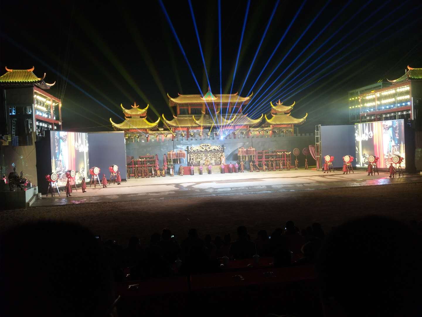 對(duì)開移動(dòng)翻轉(zhuǎn)LED屏4