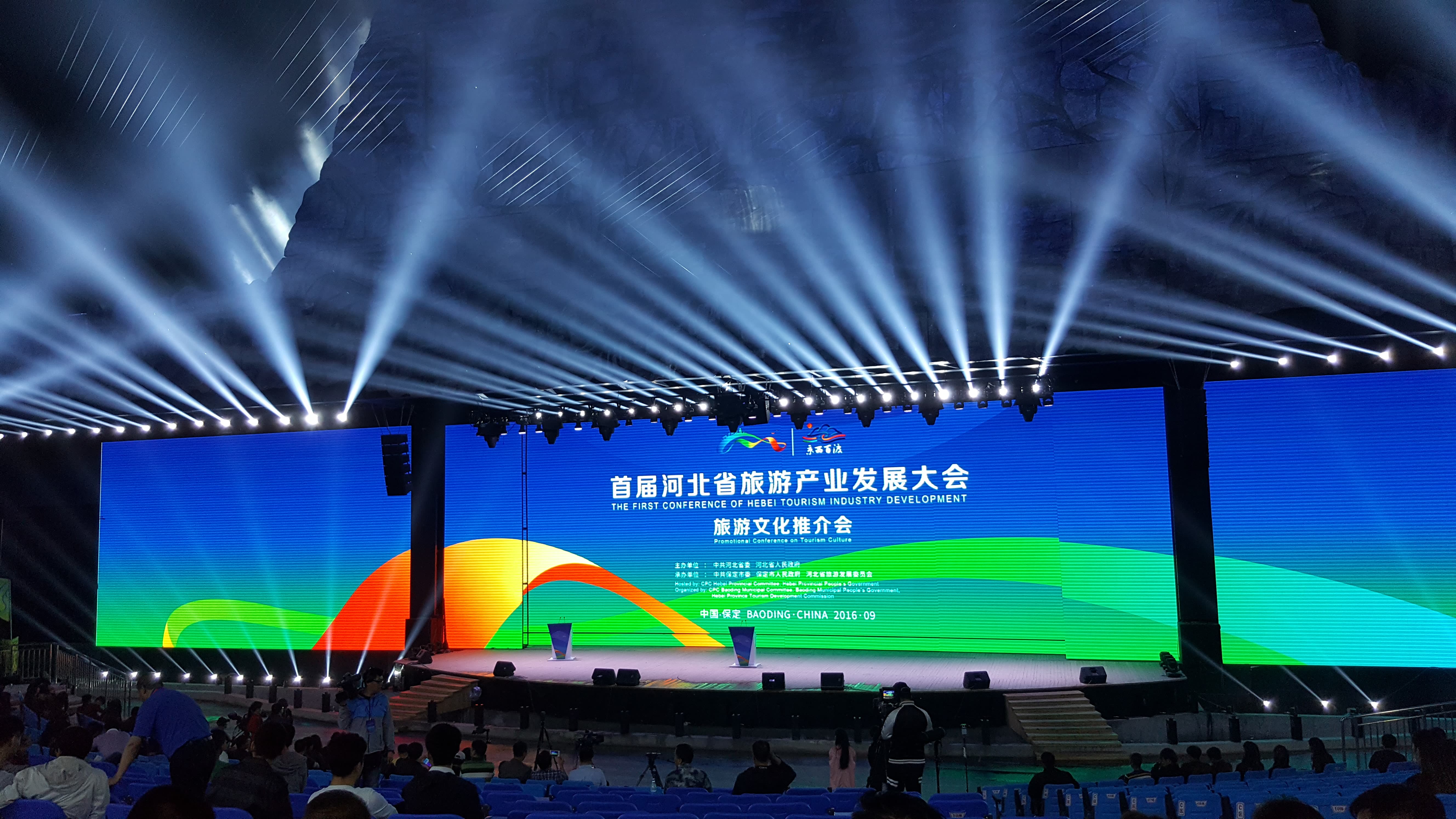 對(duì)開移動(dòng)翻轉(zhuǎn)LED屏7