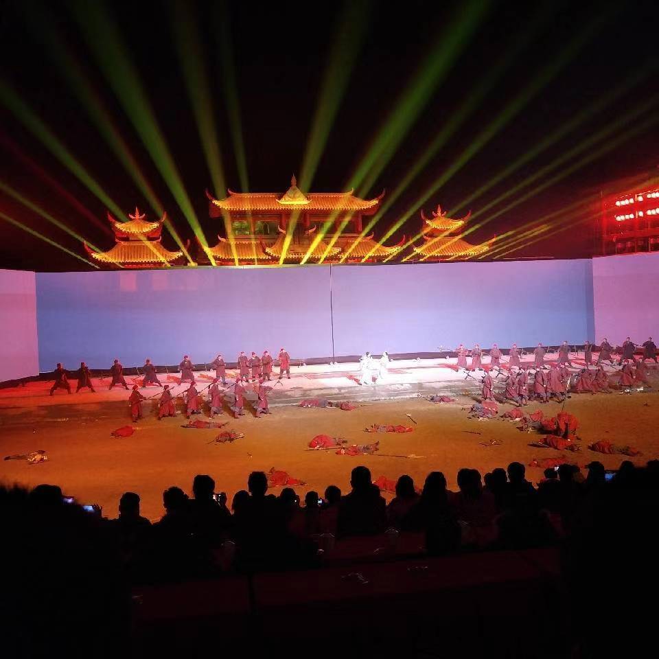 對(duì)開移動(dòng)翻轉(zhuǎn)LED屏2